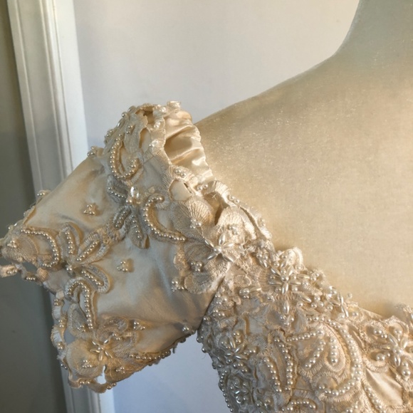 Wedding dress - Picture 6 of 16